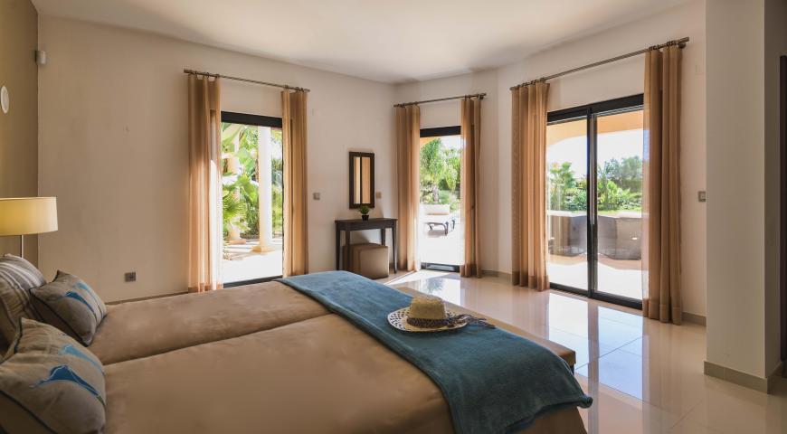 https://golftravelpeople.agiledigitalsolutions.co.uk/wp-content/uploads/2019/04/Amendoeira-Resort-4-bedroom-superior-villa-2.jpg