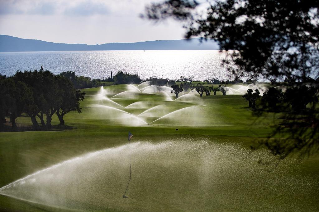 https://golftravelpeople.agiledigitalsolutions.co.uk/wp-content/uploads/2019/04/Costa-Navarino-Golf-Club-The-Bay-Course-14.jpg