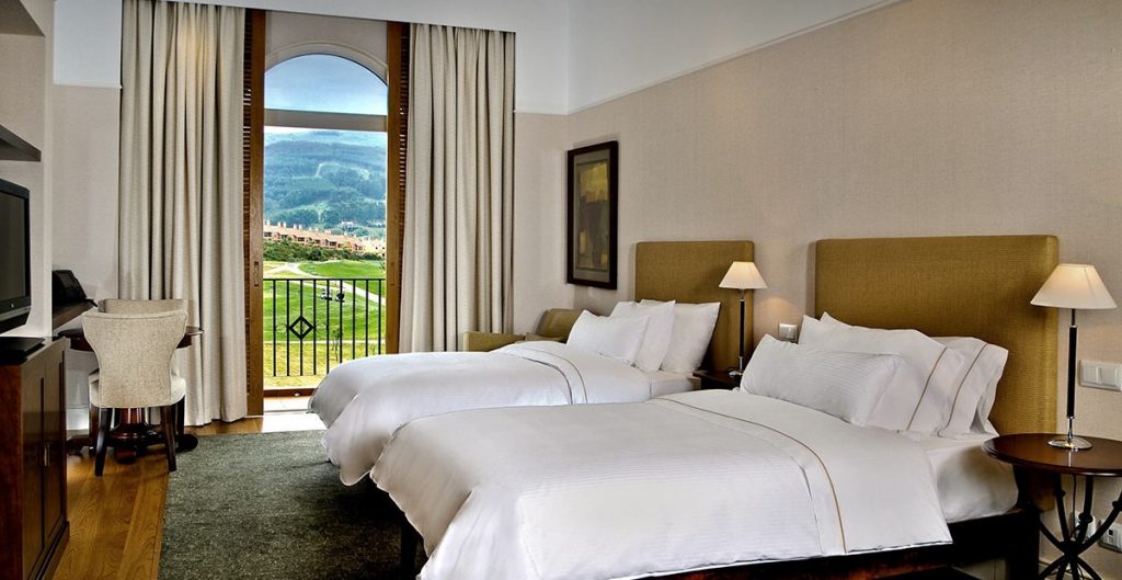https://golftravelpeople.agiledigitalsolutions.co.uk/wp-content/uploads/2019/04/Dolce-Campo-Real-Resort-twin-superior-deluxe-bedroom-1024x529.jpg