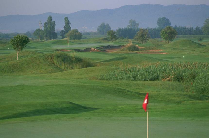 https://golftravelpeople.agiledigitalsolutions.co.uk/wp-content/uploads/2019/04/Emporda-Golf-Club-Links-Course-2.jpg