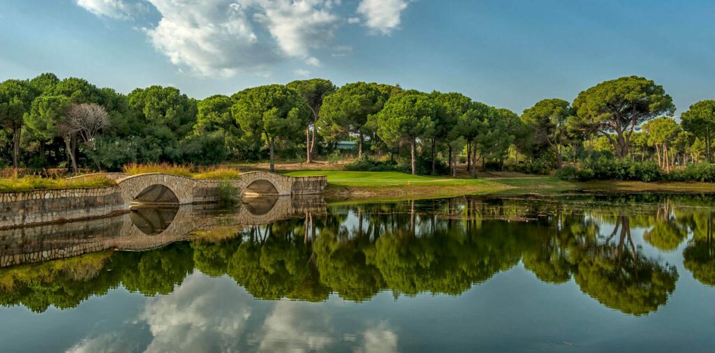 https://golftravelpeople.agiledigitalsolutions.co.uk/wp-content/uploads/2019/04/Gloria-Golf-Club-Verde-Course-5-1024x506.jpg