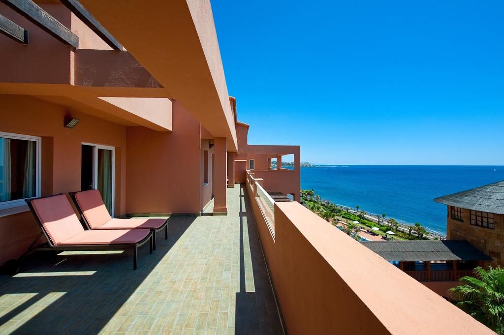 https://golftravelpeople.agiledigitalsolutions.co.uk/wp-content/uploads/2019/04/Gran-Hotel-Elba-Estepona-Bedrooms-12-1024x681.jpg