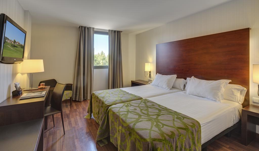 https://golftravelpeople.agiledigitalsolutions.co.uk/wp-content/uploads/2019/04/Hotel-Gran-Ultonia-Girona-Bedrooms-1.jpg