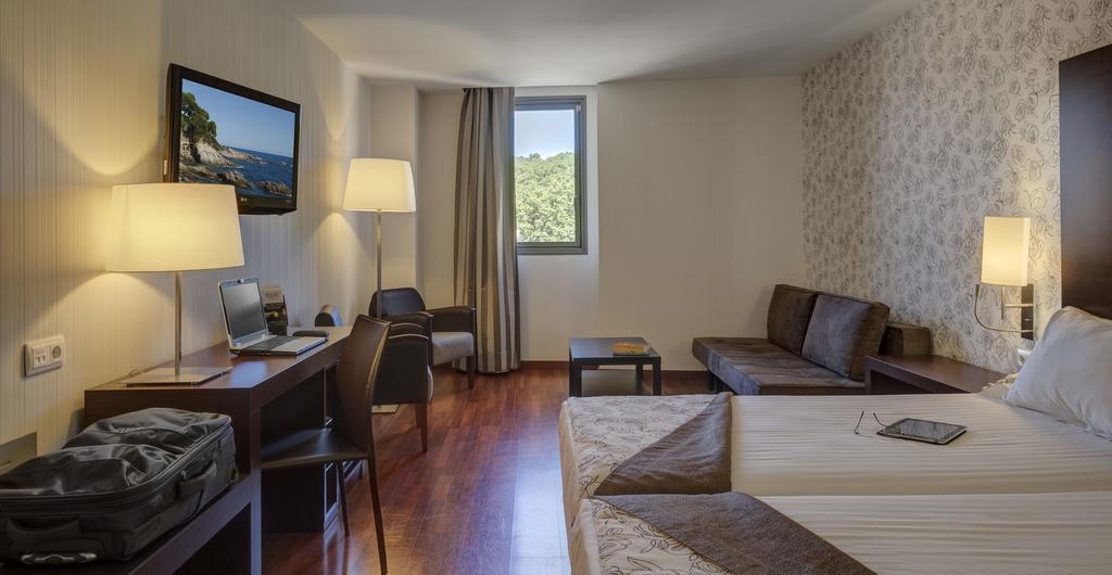 https://golftravelpeople.agiledigitalsolutions.co.uk/wp-content/uploads/2019/04/Hotel-Gran-Ultonia-Girona-Bedrooms-13.jpg