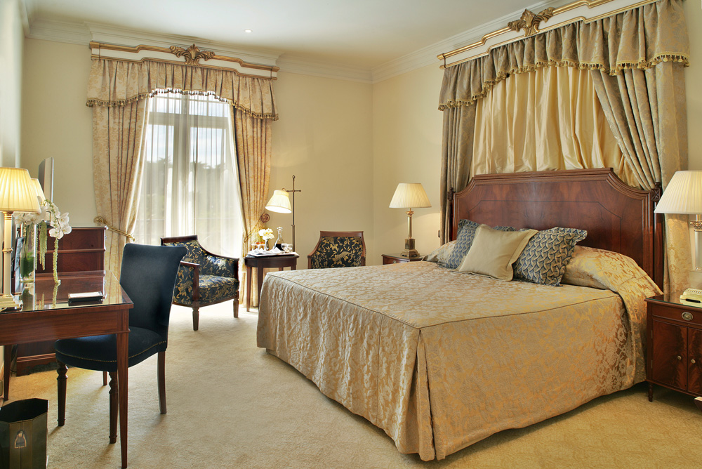https://golftravelpeople.agiledigitalsolutions.co.uk/wp-content/uploads/2019/04/Hotel-Palacio-Estoril-Bedrooms-15.jpg