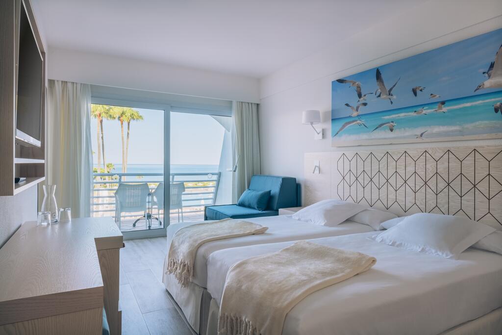 https://golftravelpeople.agiledigitalsolutions.co.uk/wp-content/uploads/2019/04/Iberostar-Royal-Andalus-Bedrooms-1.jpg