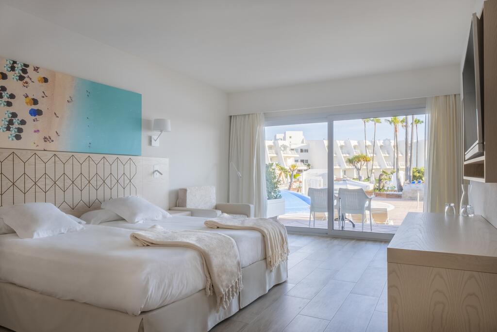 https://golftravelpeople.agiledigitalsolutions.co.uk/wp-content/uploads/2019/04/Iberostar-Royal-Andalus-Bedrooms-10.jpg