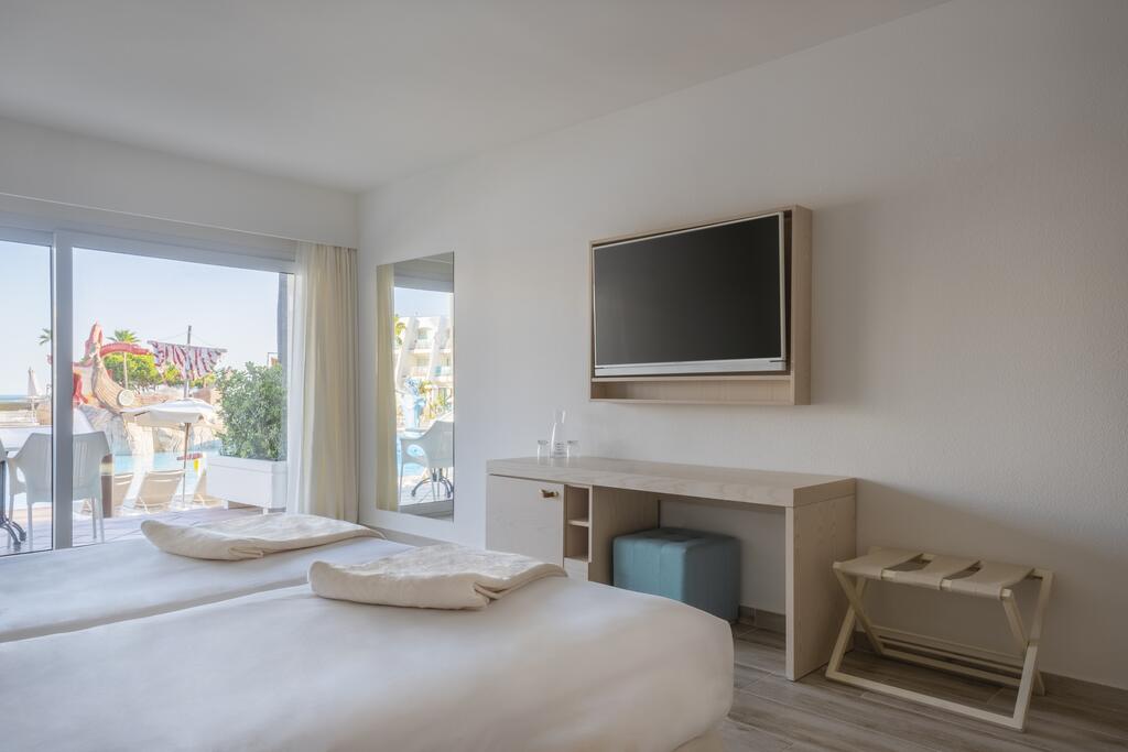 https://golftravelpeople.agiledigitalsolutions.co.uk/wp-content/uploads/2019/04/Iberostar-Royal-Andalus-Bedrooms-11.jpg