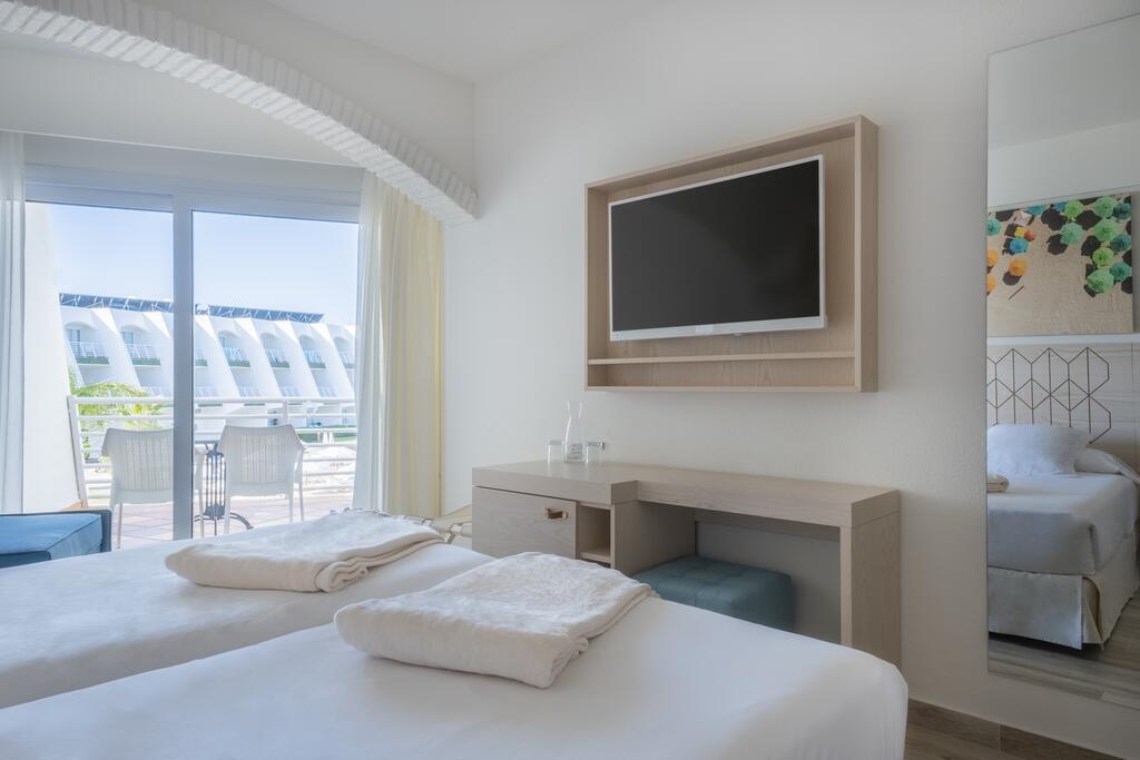 https://golftravelpeople.agiledigitalsolutions.co.uk/wp-content/uploads/2019/04/Iberostar-Royal-Andalus-Bedrooms-13.jpg