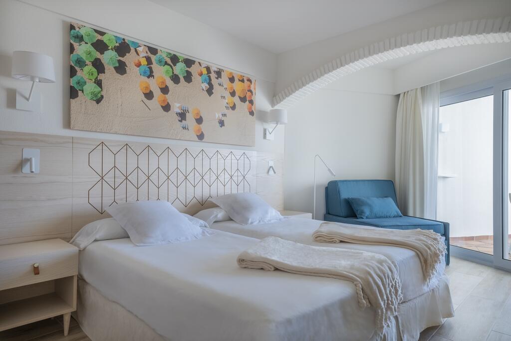 https://golftravelpeople.agiledigitalsolutions.co.uk/wp-content/uploads/2019/04/Iberostar-Royal-Andalus-Bedrooms-14.jpg