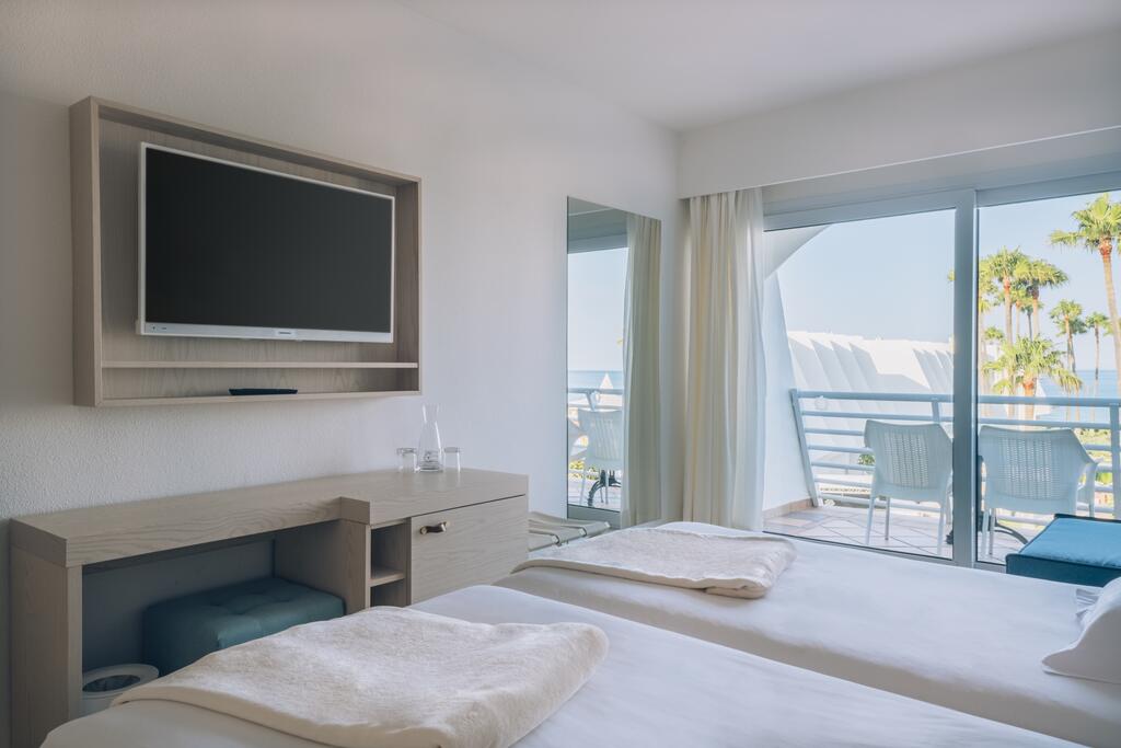 https://golftravelpeople.agiledigitalsolutions.co.uk/wp-content/uploads/2019/04/Iberostar-Royal-Andalus-Bedrooms-15.jpg