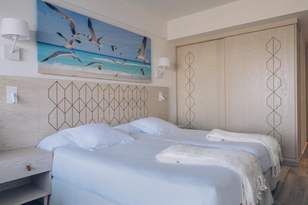 https://golftravelpeople.agiledigitalsolutions.co.uk/wp-content/uploads/2019/04/Iberostar-Royal-Andalus-Bedrooms-6.jpg