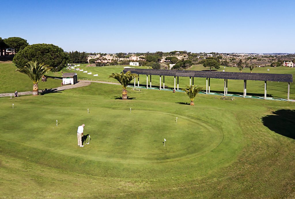 https://golftravelpeople.agiledigitalsolutions.co.uk/wp-content/uploads/2019/04/Islantilla-Golf-Club-Practice-Area-and-Driving-Range-4-1024x690.jpg