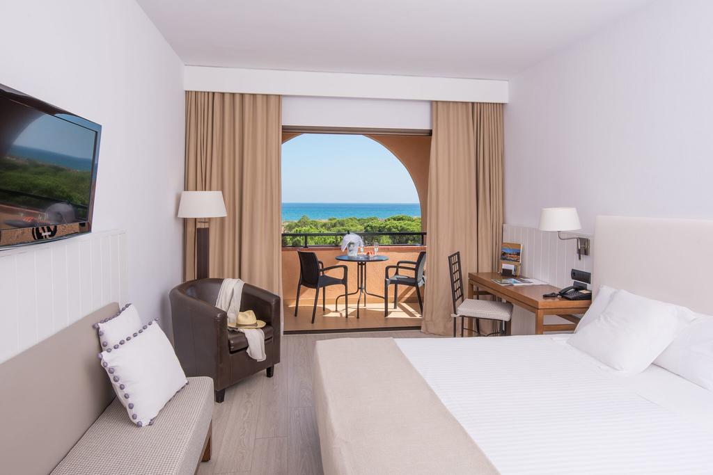 https://golftravelpeople.agiledigitalsolutions.co.uk/wp-content/uploads/2019/04/La-Costa-Hotel-Golf-and-Beach-Resort-Bedrooms-14.jpg