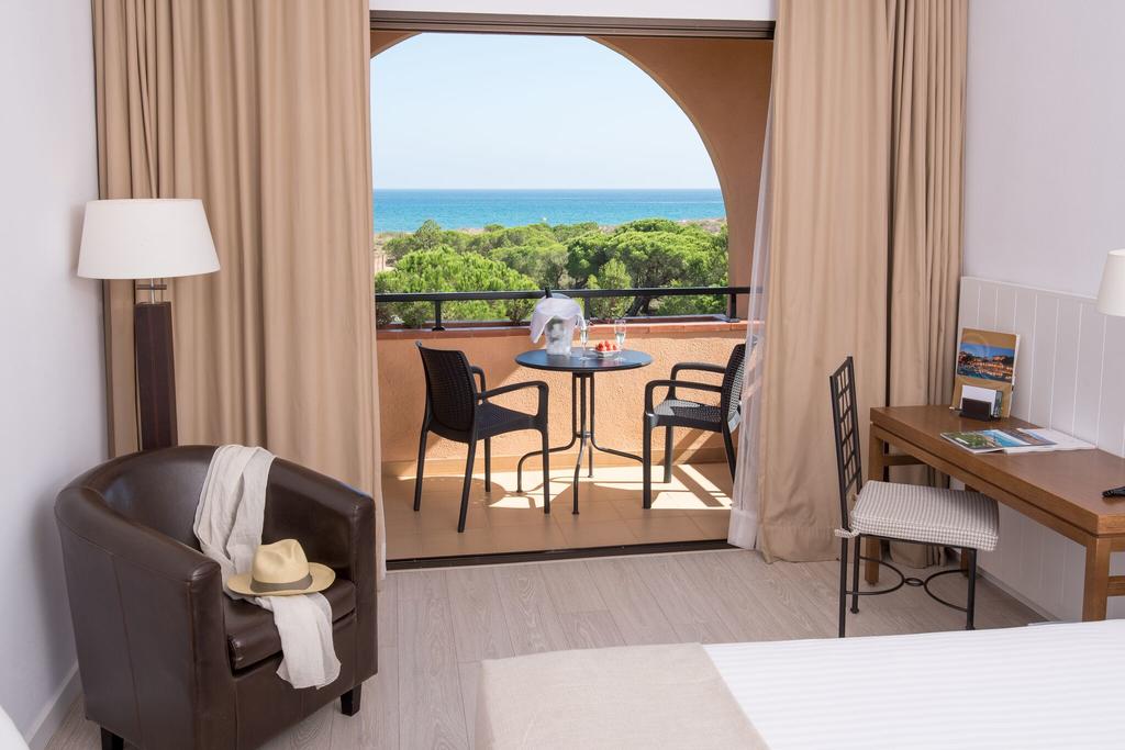 https://golftravelpeople.agiledigitalsolutions.co.uk/wp-content/uploads/2019/04/La-Costa-Hotel-Golf-and-Beach-Resort-Bedrooms-15.jpg