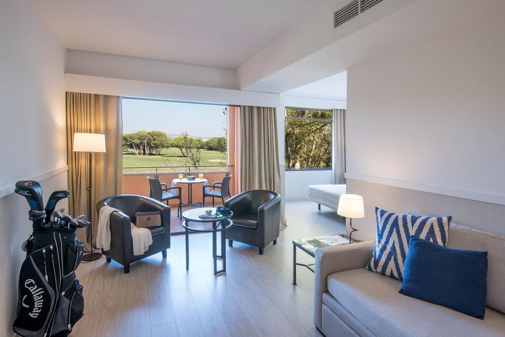 https://golftravelpeople.agiledigitalsolutions.co.uk/wp-content/uploads/2019/04/La-Costa-Hotel-Golf-and-Beach-Resort-Bedrooms-17.jpg