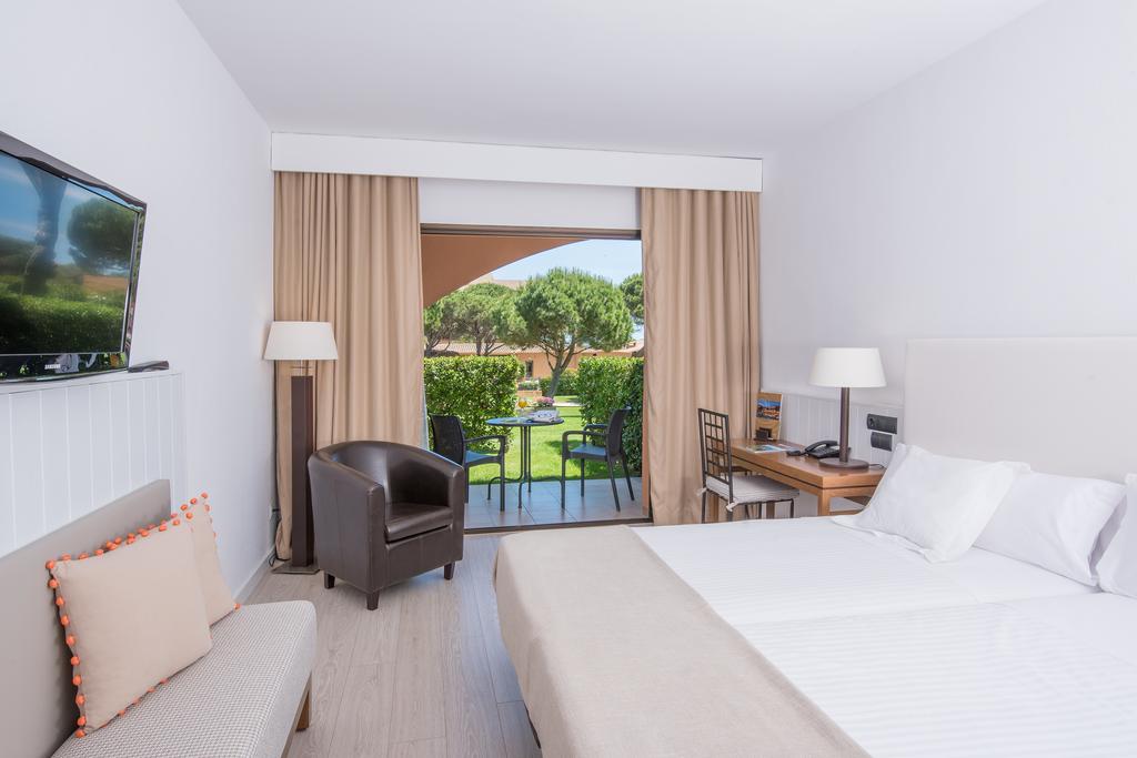 https://golftravelpeople.agiledigitalsolutions.co.uk/wp-content/uploads/2019/04/La-Costa-Hotel-Golf-and-Beach-Resort-Bedrooms-5.jpg