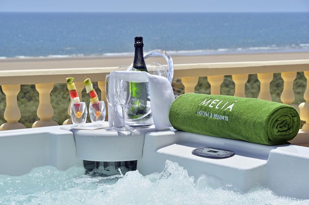 https://golftravelpeople.agiledigitalsolutions.co.uk/wp-content/uploads/2019/04/Melia-Atlantico-Hotel-Isla-Canela-Huelva-Costa-de-la-Luz-Spain-Bedrooms-11-1024x679.jpg