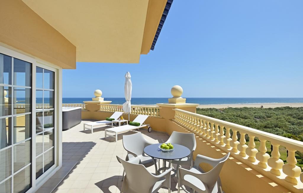 https://golftravelpeople.agiledigitalsolutions.co.uk/wp-content/uploads/2019/04/Melia-Atlantico-Hotel-Isla-Canela-Huelva-Costa-de-la-Luz-Spain-Bedrooms-12-1024x653.jpg