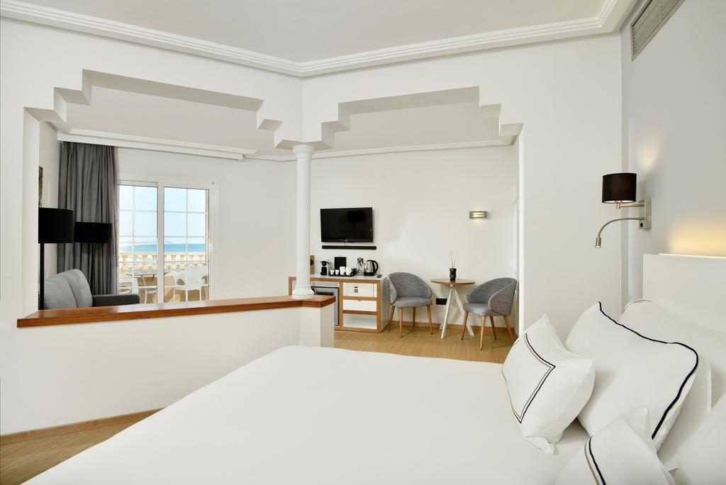 https://golftravelpeople.agiledigitalsolutions.co.uk/wp-content/uploads/2019/04/Melia-Atlantico-Hotel-Isla-Canela-Huelva-Costa-de-la-Luz-Spain-Bedrooms-15-1024x684.jpg