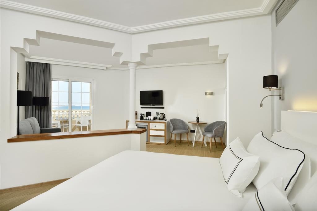 https://golftravelpeople.agiledigitalsolutions.co.uk/wp-content/uploads/2019/04/Melia-Atlantico-Hotel-Isla-Canela-Huelva-Costa-de-la-Luz-Spain-Bedrooms-4-1024x683.jpg