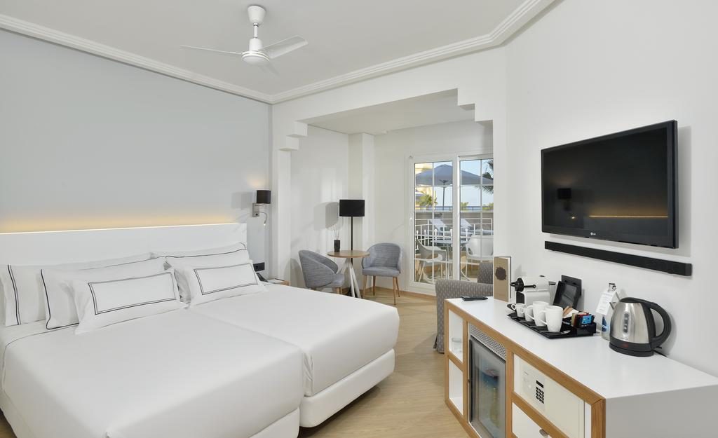 https://golftravelpeople.agiledigitalsolutions.co.uk/wp-content/uploads/2019/04/Melia-Atlantico-Hotel-Isla-Canela-Huelva-Costa-de-la-Luz-Spain-Bedrooms-6-1024x625.jpg
