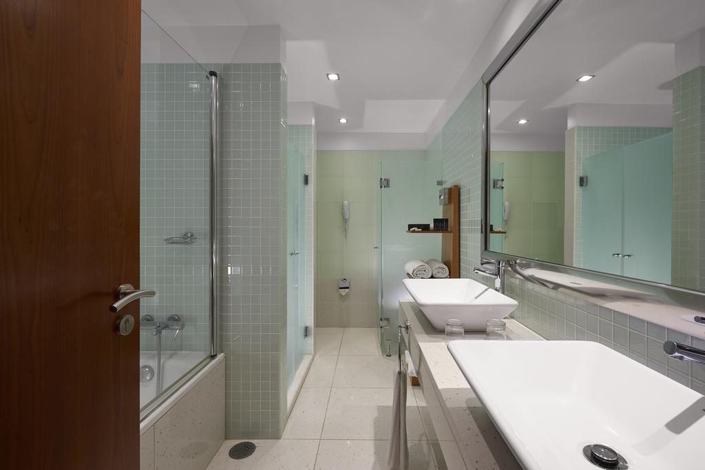 https://golftravelpeople.agiledigitalsolutions.co.uk/wp-content/uploads/2019/04/Melia-Madeira-Mare-Funchal-Bedrooms-15-1024x683.jpg