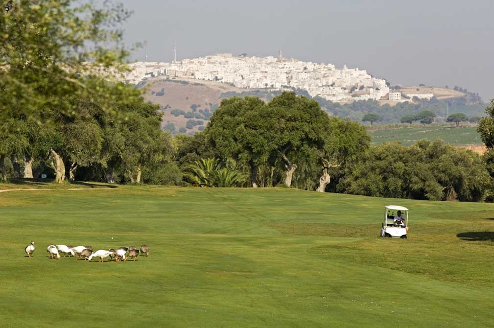 https://golftravelpeople.agiledigitalsolutions.co.uk/wp-content/uploads/2019/04/Montenmedio-Golf-Club-10.jpg