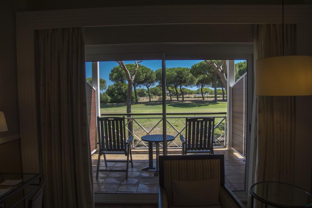 https://golftravelpeople.agiledigitalsolutions.co.uk/wp-content/uploads/2019/04/Nuevo-Portil-Golf-Hotel-Bedrooms-1.jpg