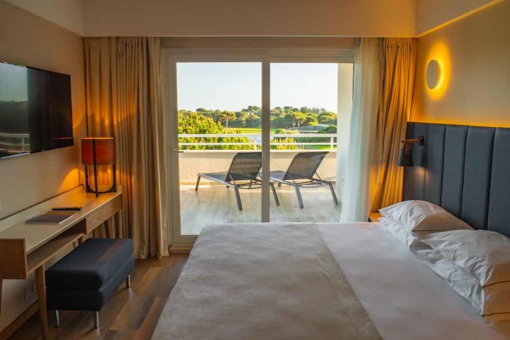 https://golftravelpeople.agiledigitalsolutions.co.uk/wp-content/uploads/2019/04/Onyria-Quinta-da-Marinha-Hotel-Cascais-Lisbon-Portugal-Bedrooms-and-Suites-1.jpg