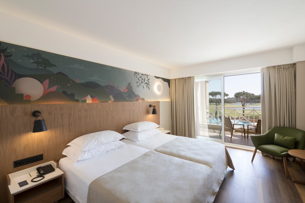 https://golftravelpeople.agiledigitalsolutions.co.uk/wp-content/uploads/2019/04/Onyria-Quinta-da-Marinha-Hotel-Cascais-Lisbon-Portugal-Bedrooms-and-Suites-14.jpg