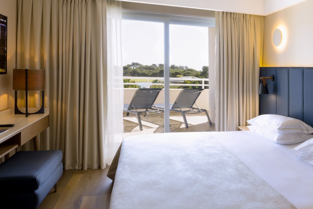 https://golftravelpeople.agiledigitalsolutions.co.uk/wp-content/uploads/2019/04/Onyria-Quinta-da-Marinha-Hotel-Cascais-Lisbon-Portugal-Bedrooms-and-Suites-16.jpg