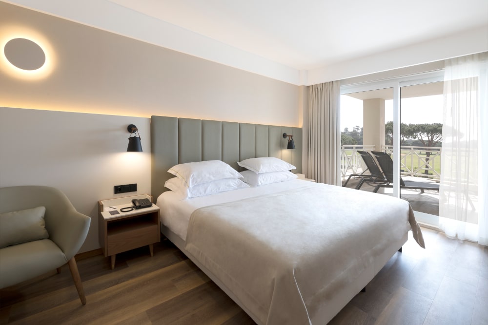 https://golftravelpeople.agiledigitalsolutions.co.uk/wp-content/uploads/2019/04/Onyria-Quinta-da-Marinha-Hotel-Cascais-Lisbon-Portugal-Bedrooms-and-Suites-3.jpg