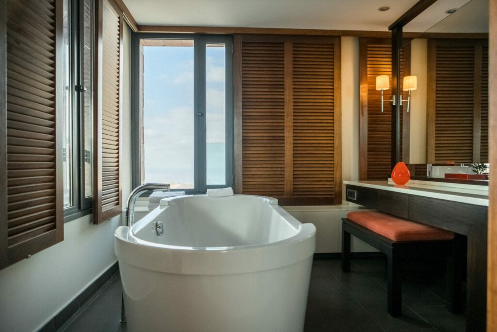 https://golftravelpeople.agiledigitalsolutions.co.uk/wp-content/uploads/2019/04/SalobreHotelResort_Serenity_DeluxeSuiteBathroom-1024x685.jpg