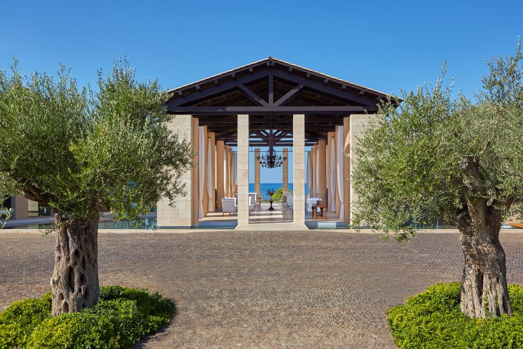 https://golftravelpeople.agiledigitalsolutions.co.uk/wp-content/uploads/2019/04/The-Romanos-Luxury-Collection-Resort-at-Costa-Navarino-Open-air-Lobby-3-1024x683.jpg