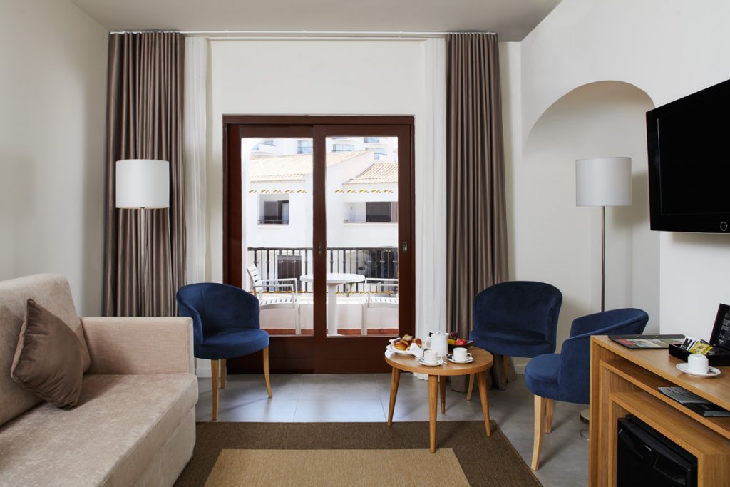 https://golftravelpeople.agiledigitalsolutions.co.uk/wp-content/uploads/2019/04/Tivoli-Lagos-Hotel_DELUXE_FAMILY_ROOM_3-1024x683.jpg