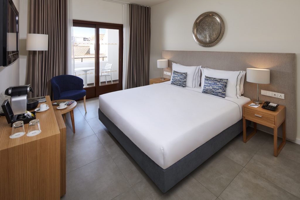https://golftravelpeople.agiledigitalsolutions.co.uk/wp-content/uploads/2019/04/Tivoli-Lagos-Hotel_PREMIER_ROOM_8-1024x683.jpg