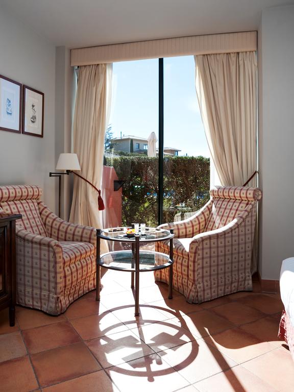 https://golftravelpeople.agiledigitalsolutions.co.uk/wp-content/uploads/2019/04/Torremirona-Relais-Hotel-Golf-Spa-Bedrooms-6.jpg