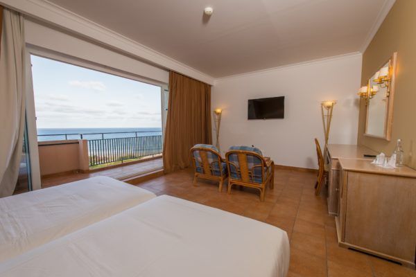 https://golftravelpeople.agiledigitalsolutions.co.uk/wp-content/uploads/2019/04/Vila-Baleira-Porto-Santo-Bedrooms-9.jpg