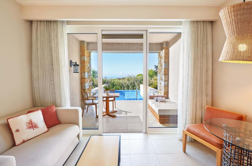 https://golftravelpeople.agiledigitalsolutions.co.uk/wp-content/uploads/2019/04/Westin-Resort-Costa-Navarino-Bedrooms-and-Suites-13.jpg