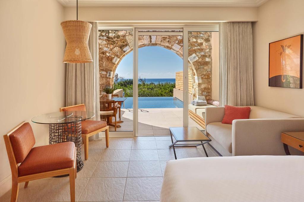 https://golftravelpeople.agiledigitalsolutions.co.uk/wp-content/uploads/2019/04/Westin-Resort-Costa-Navarino-Bedrooms-and-Suites-2.jpg