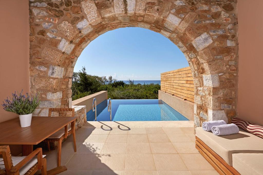 https://golftravelpeople.agiledigitalsolutions.co.uk/wp-content/uploads/2019/04/Westin-Resort-Costa-Navarino-Bedrooms-and-Suites-3.jpg