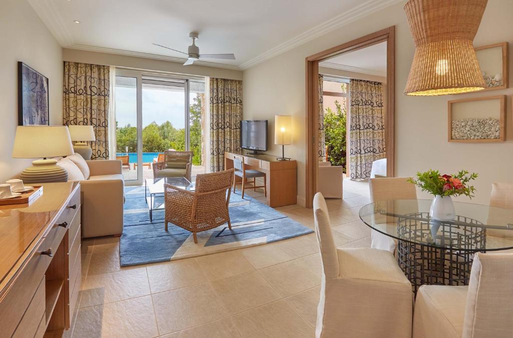 https://golftravelpeople.agiledigitalsolutions.co.uk/wp-content/uploads/2019/04/Westin-Resort-Costa-Navarino-Bedrooms-and-Suites-6.jpg