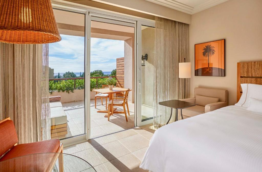 https://golftravelpeople.agiledigitalsolutions.co.uk/wp-content/uploads/2019/04/Westin-Resort-Costa-Navarino-Bedrooms-and-Suites-8.jpg