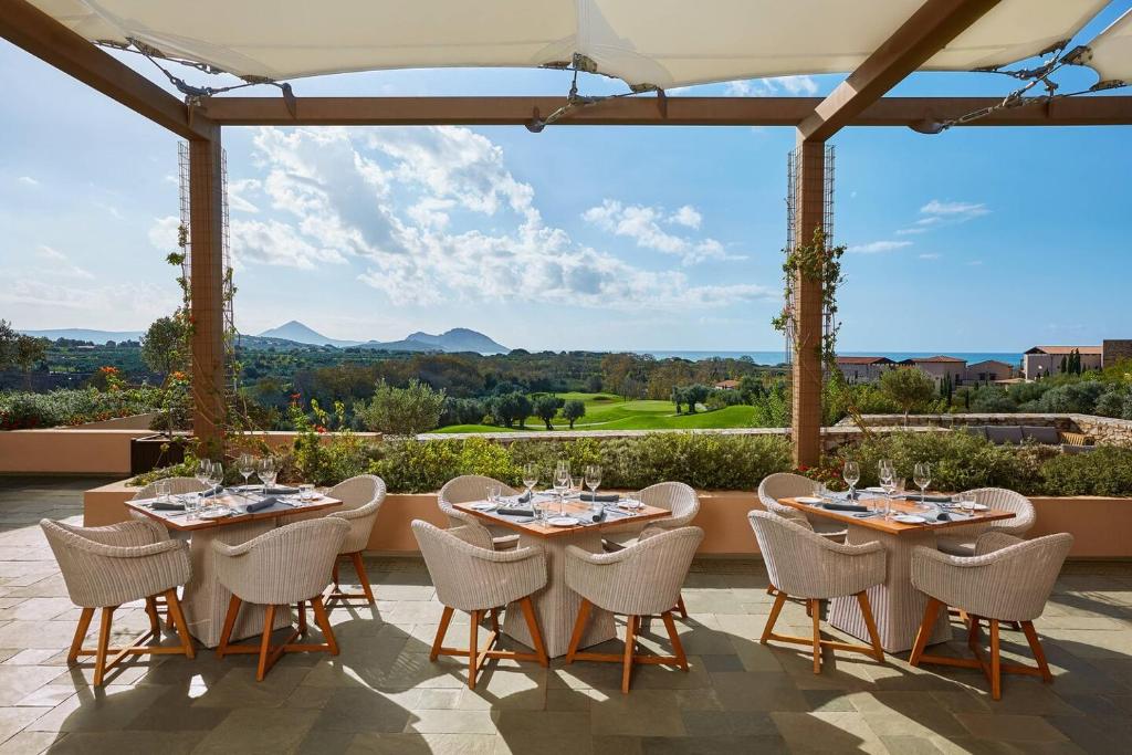 https://golftravelpeople.agiledigitalsolutions.co.uk/wp-content/uploads/2019/04/Westin-Resort-Costa-Navarino-Restaurants-and-Bars-9.jpg
