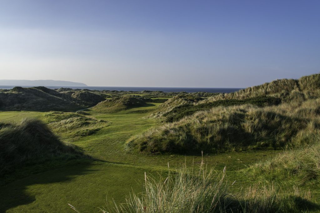 https://golftravelpeople.agiledigitalsolutions.co.uk/wp-content/uploads/2019/07/Castlerock-Golf-Club-Bann-Course-Northern-Ireland-1-1-1024x683.jpg