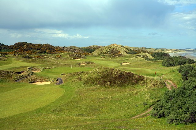 https://golftravelpeople.agiledigitalsolutions.co.uk/wp-content/uploads/2019/07/Royal-County-Down-Golf-Club-Championship-Links-5.jpg