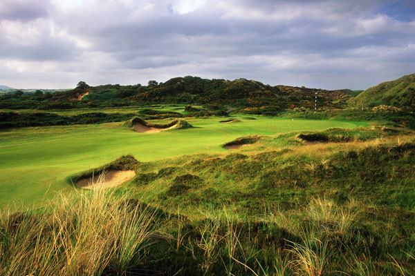 https://golftravelpeople.agiledigitalsolutions.co.uk/wp-content/uploads/2019/07/Royal-County-Down-Golf-Club-Championship-Links-8.jpg