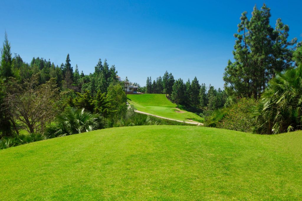 https://golftravelpeople.agiledigitalsolutions.co.uk/wp-content/uploads/2019/11/Chaparral-Golf-Club-Mijas-Costa-del-Sol-hoyo-18-a-Copy-1024x683.jpg