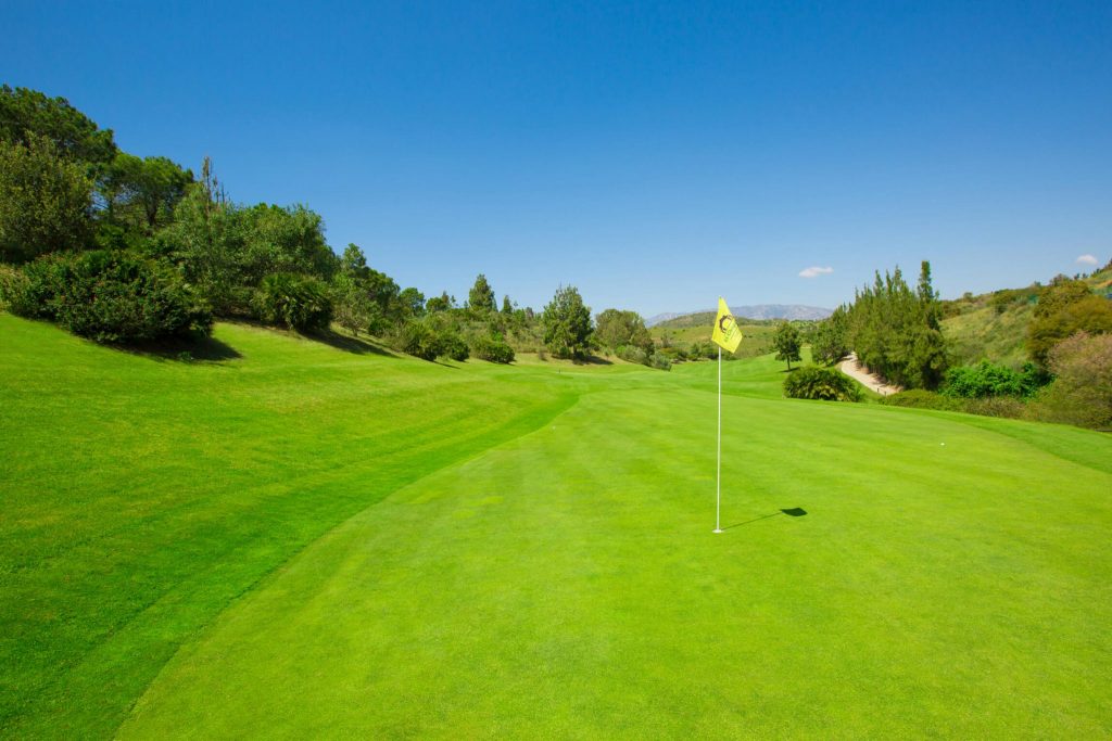 https://golftravelpeople.agiledigitalsolutions.co.uk/wp-content/uploads/2019/11/Chaparral-Golf-Club-Mijas-Costa-del-Sol-hoyo-3-Copy-1024x683.jpg